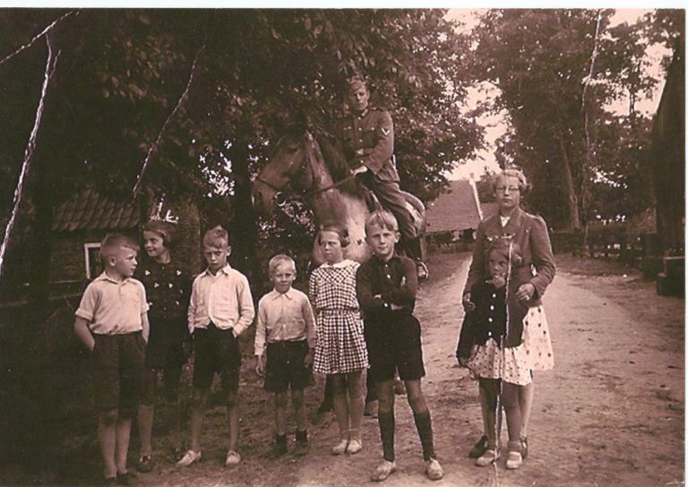 Fotos der Befreiung auf Tafeln - VVV Ameland